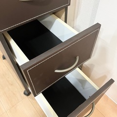レザー張りチェストワゴン3段の画像