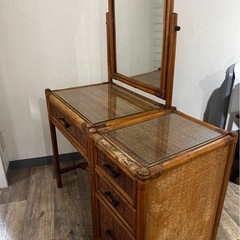 珍しい籐製の鏡台の画像