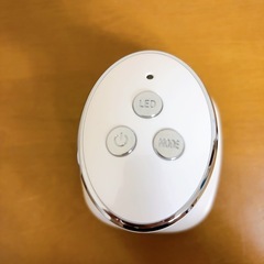 美品 頭皮マッサージャー LED スカルプケア 充電スタンド付きの画像