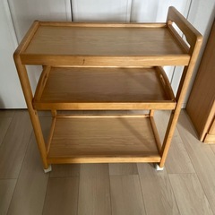 木製ワゴンの画像