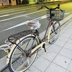 26インチのママチャリ。ハンドルは真っ直ぐです。足回りがカートリッジ式なのでガタ付きなどの心配が全くないタイプです。防犯登録も込みの価格になりますの画像