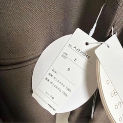 青山　グレージュ スーツセット　テーパードパンツスーツ Vカラー　未使用の画像