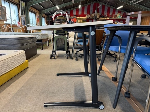 定価12万 テーブル　傾斜タイプ オカムラ　幅:80  奥行:61 高さ:70㎝　Lives Personal Chair＆Table