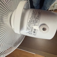 扇風機とゴミ箱の画像