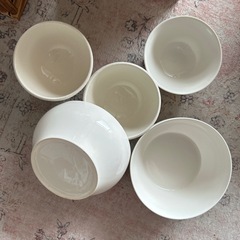 白い食器セットの画像