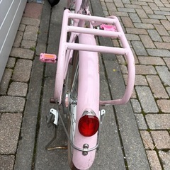 子供自転車　18インチ　ピンク　スタンド付き　補助輪なしの画像