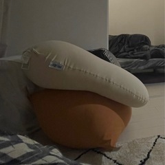 【セット売り】ヨギボーピラミッド(オレンジ)、ヨギボーサポート(クリームホワイト)  yogiboの画像