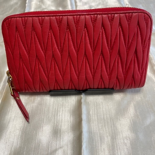 miumiuマテラッセ､ラムレザー赤､長財布