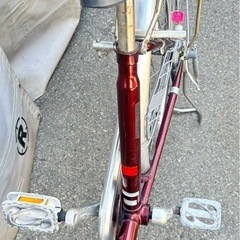 27インチ シティサイクル ワインレッド カゴ付き 自転車の画像