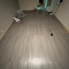 カーテン、フロアタイルの画像