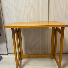 折りたたみ机の画像