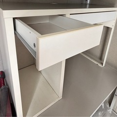 IKEAの机の画像