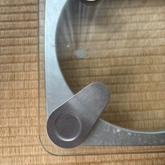 ガラス製の体重計の画像