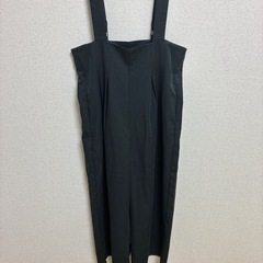 黒のサロペットの画像