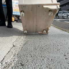 カントリー調 木製キャビネット 収納棚 引き出し付き ホワイト系 キャスター付きの画像
