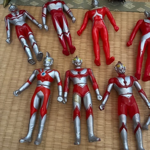ウルトラマンなどのおもちゃ