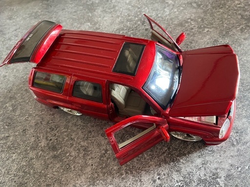 エスカレード　ミニカー