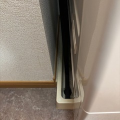 突っ張り ランドリーラック 伸縮式 洗濯機ラック 木目 棚付き ブラック
の画像