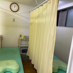 治療院　ベッド カーテンレールとカーテンの画像