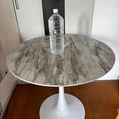 大理石柄テーブルの画像