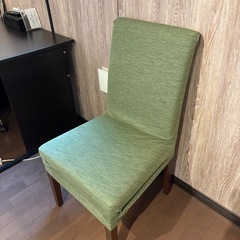 ダイニングテーブルと椅子2脚の画像