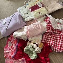 ベビー用品（哺乳瓶、服、おもちゃなど）の画像