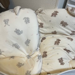 クーファン、クッション2つ、クッションカバー2枚の画像