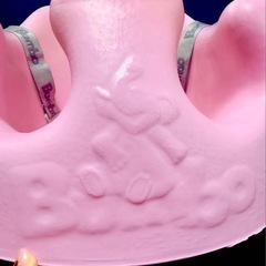 Bumbo バンボ ベビーソファ ピンク ベルト付き ベビーチェアの画像