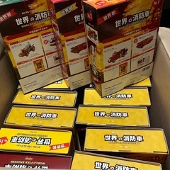 世界の消防車　フィギュア2体とバインダー付きの画像