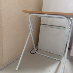 折りたたみテーブルの画像