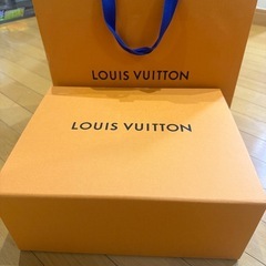 LV の空箱とショッパーのセットの画像
