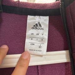 adidasパーカー　レディースの画像