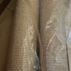 ミニキャットタワーと、爪とぎタワー と、追加2本。猫グッズの画像