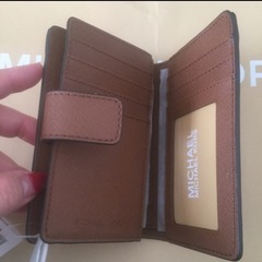 新品MICHAEL KORS 二つ折り財布 シグネチャー柄　ホワイト ブラウンの画像