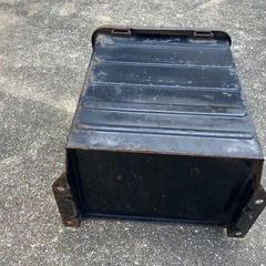  トラックの荷台下などのサイドフレームに取り付けて使用するトラック用工具箱（中古品）の画像