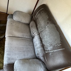 washing machine,fridge,dining table and 4chairs,gass cooker,microwave ,sofa,bed and mattress,two stools  の画像