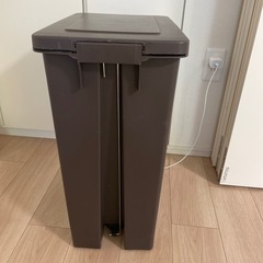 ゴミ箱　45L ペダル付き　蓋付きの画像