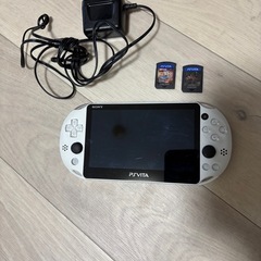 【動作確認済・初期化済】PS Vita PCH-2000 ホワイト 充電器付　ソフト付き　すぐ遊べます！の画像