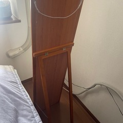 木製スタンドミラーの画像