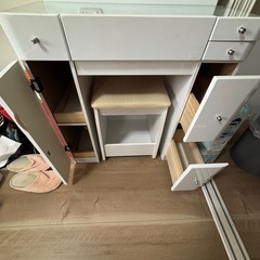 ドレッサー&椅子付きの画像