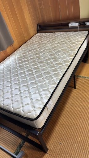 セミダブルベッド
