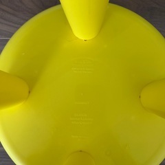 IKEA マンムット イエロー 丸型 子ども用スツールの画像