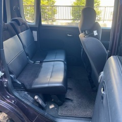 MOMOステアリングを装備した、ダークパープルカラーのDaihatsu Tanto Customです。タルボの画像
