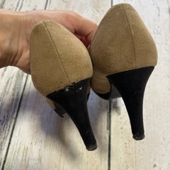レディースパンプス　23.5cm スウェード素材　ベージュの画像