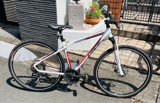 クロスバイク GTトランセオ4.0 舗装路やダートに対応するGTのクロス 