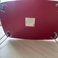 赤のローテーブルの画像
