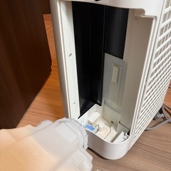 シャープ 加湿空気清浄機 プラズマクラスター KC-H50-W（2018年製） の画像