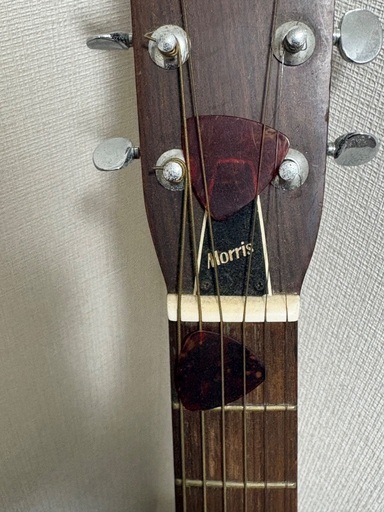 ギター、ギターハンガー、ピック2つ