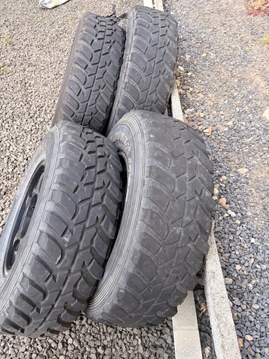 【中古】アルミホイール 16×7J PCD139.7 5穴 4本 （タイヤはおまけ程度）