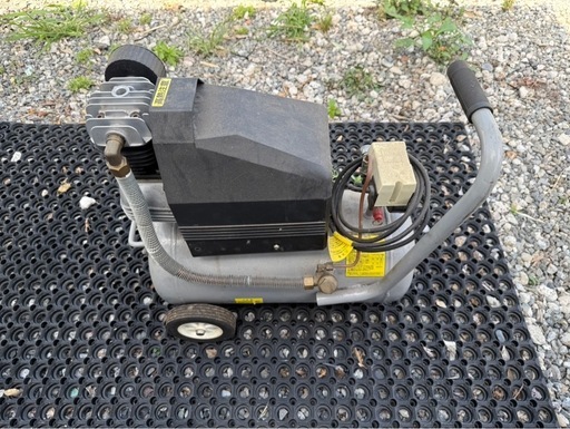 アストロプロダクツ　100V コンプレッサー　AP040703 タンク容量25L オイルレスタイプ